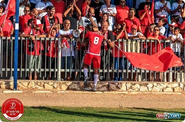 עידן חג׳ג׳ חוגג עם הקהל האדום (יוסי סוריק)